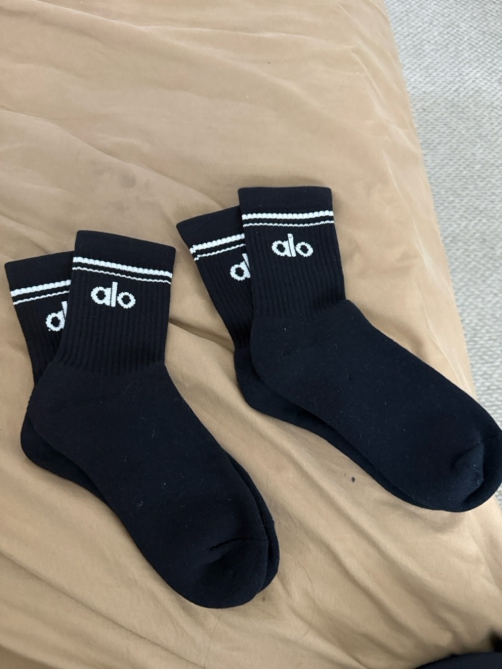 Alo yoga unisex throwback half crew white socks mindful movement medium nwot
